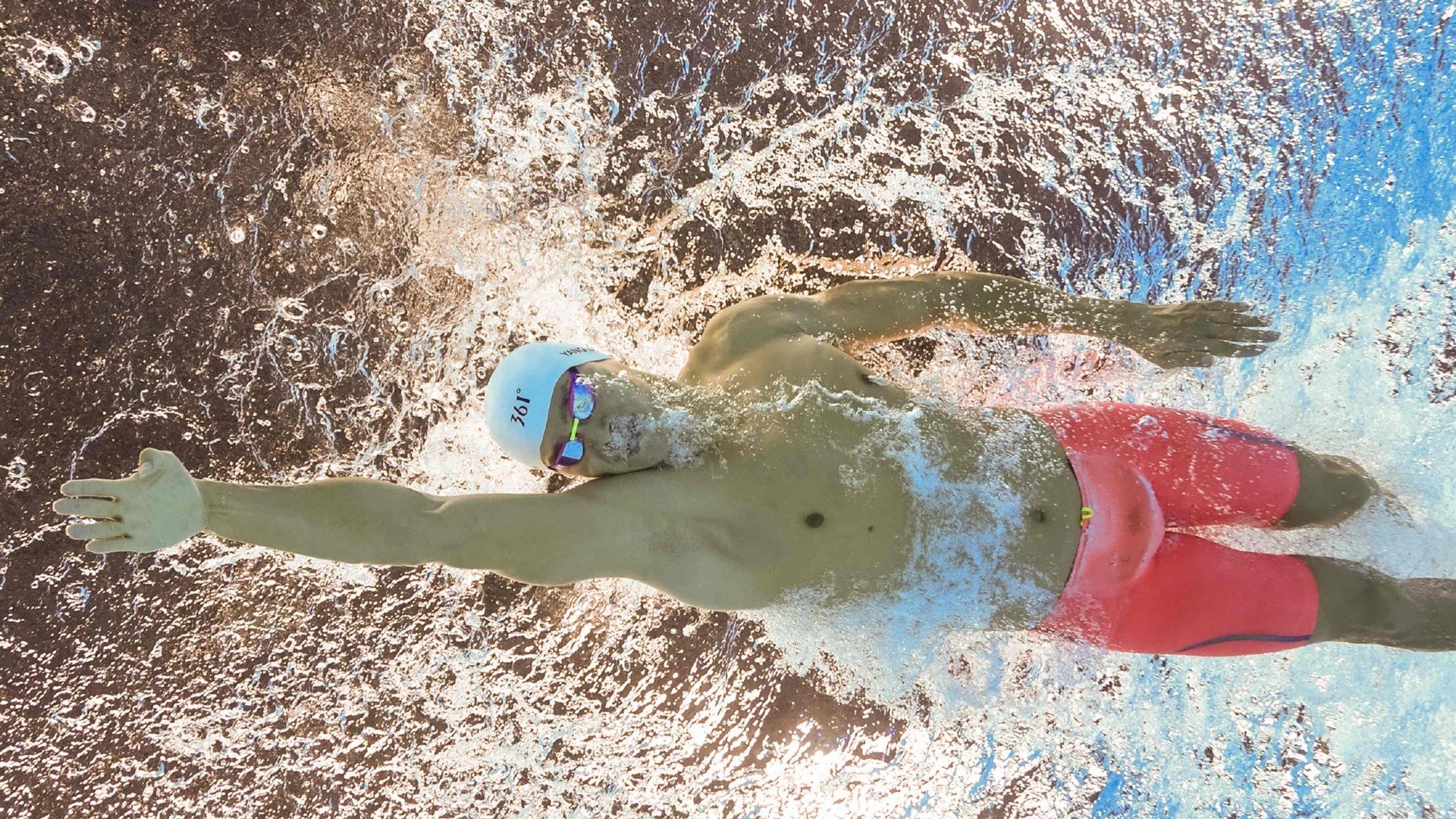 _极光徒步探险：在北极光下奔跑_，到北极看极光旅游团