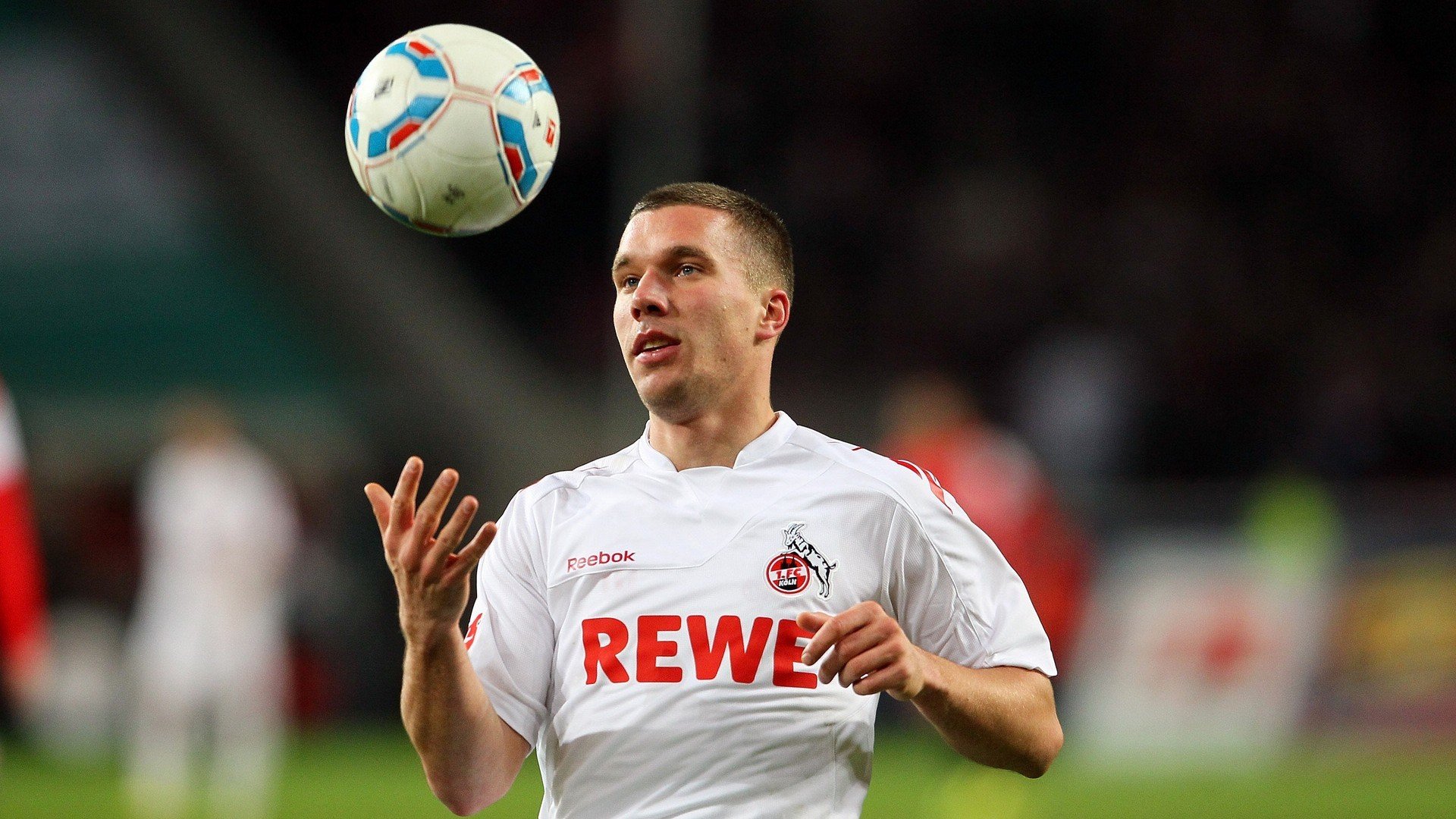 健康足球发展专项政策出台，体育产业持续推动行业升级，足球产业占体育产业比重