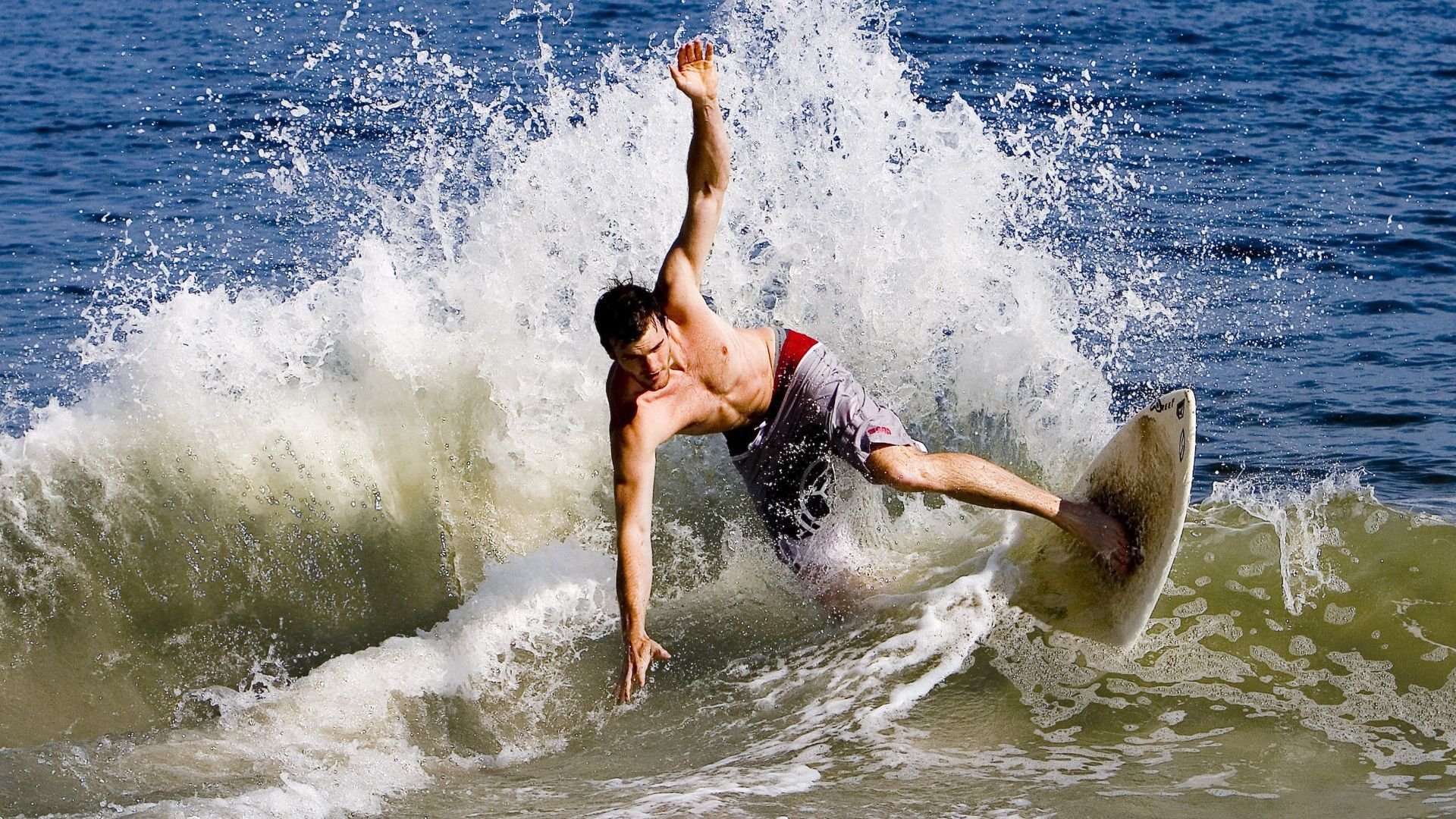 开云全站-媒体评论：欧冠比赛中最具争议的判罚，欧冠犯规