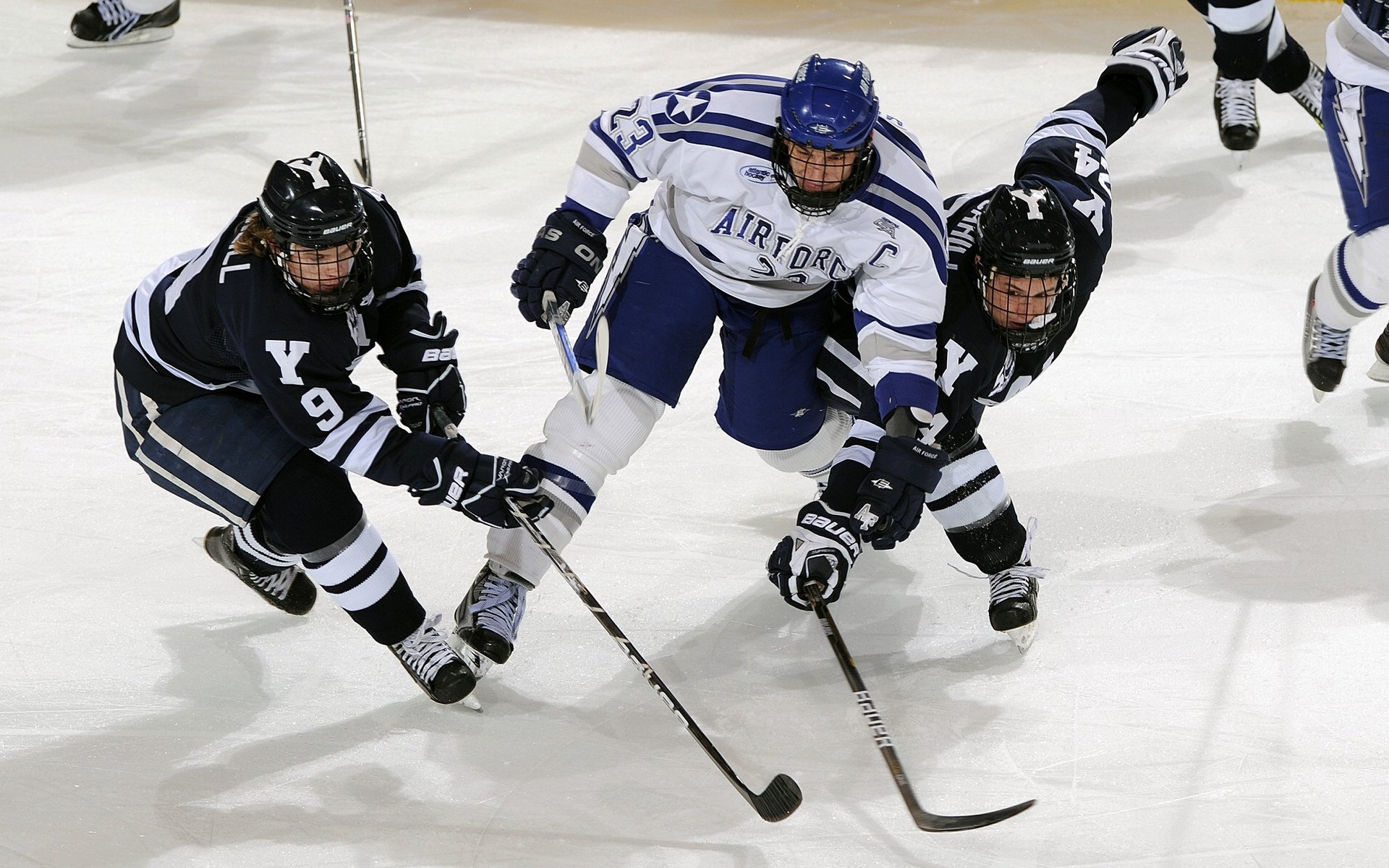 美国反曲弓男队在世界大学生射箭锦标赛中获得金牌,男子反曲弓团体赛